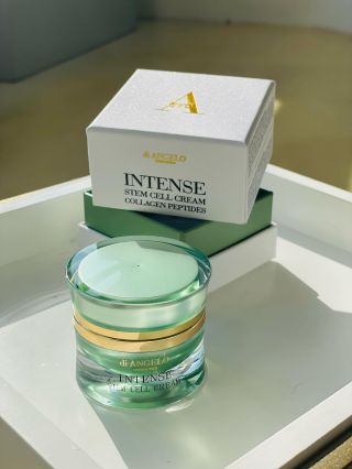 ✨ Novinka, kterou si vaše pleť zamiluje – INTENSE Stem Cell Cream s kolagenovými peptidy. 💚 Nezapomeňte v chladných dnech...