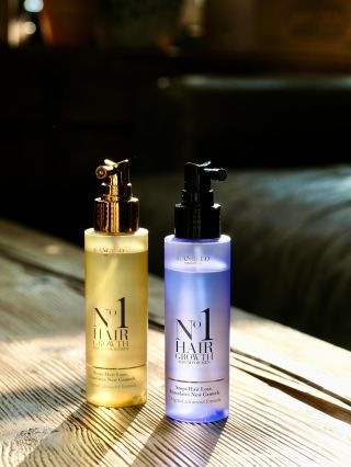 Naše revoluční vlasová séra pomáhají zastavit padání vlasů a obnovují jejich růst ve třech fázích.🤩 Po úžasných výsledcích...