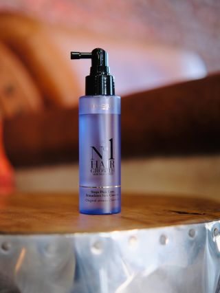 💪 Silné vlasy začínají u pokožky hlavy. Objevte nové No.1 Hair Growth Serum for Men od di ANGELO cosmetics – vysoce účinné...